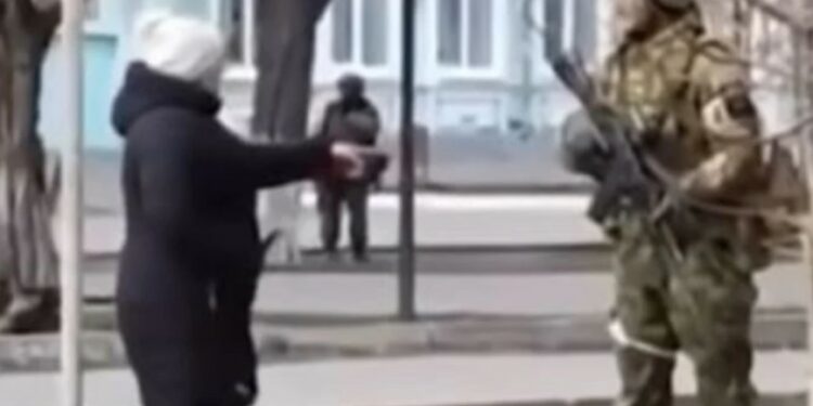 Ουκρανία: Η φαρμακερή ατάκα Ουκρανής Θαρραλέας γιαγιάς σε πάνοπλους Ρώσους στρατιώτες[video]