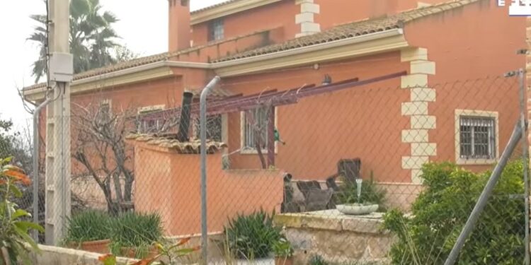 Alldaynews.gr Οικογενειακή Τραγωδία: Σκότωσε γονείς κι αδερφό-Η μάνα τού είχε κόψει το Wifi γιατί “έμενε” σε 5 μαθήματα