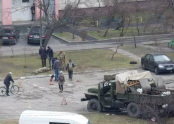 Ουκρανία: Δραματικές στιγμές στο υπό πολιορκία Κίεβο – «Φτιάξτε μολότοφ για να αμυνθείτε»