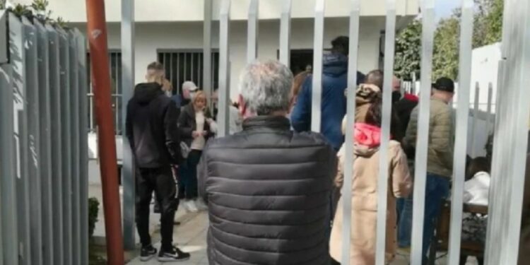 Το πρώτο πούλμαν για Ουκρανία ξεκινά το μεσημέρι απο το κέντρο της Αθήνας – Ουκρανοί σπεύδουν στην πρεσβεία για να επιστρέψουν