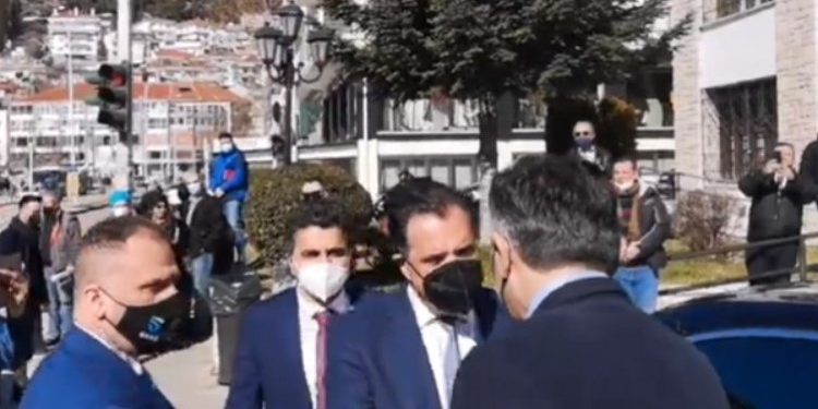 Άδωνις Γεωργιάδης: Άγριες αποδοκιμασίες κατά την επίσκεψή του στην Καστοριά[videos]