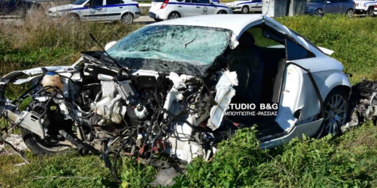 Νέα Τραγωδία: Ένας νεκρός και δύο Χαροπαλεύουν-Μετωπική σύγκρουση αυτοκινήτου με φορτηγό[photos]