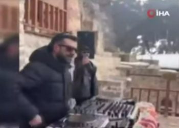 Παναγία Σουμελά: «Την κάναμε γνωστή στον κόσμο» λέει ο ανιστόρητος Dj του πάρτι