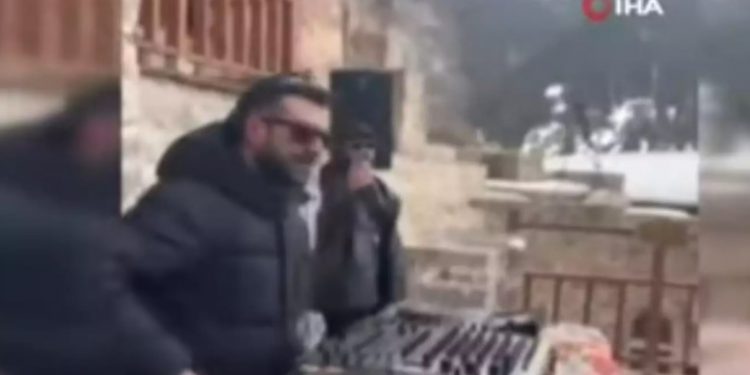 Alldaynews.gr Παναγία Σουμελά: «Την κάναμε γνωστή στον κόσμο» λέει ο ανιστόρητος Dj του πάρτι