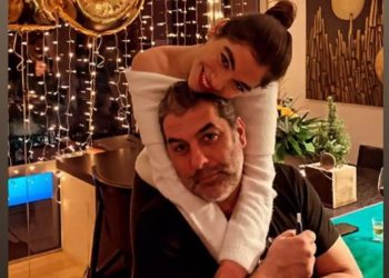 Βασίλης Μπισμπίκης αγκαλιά με την κόρη της Δέσποινας Βανδή και του Ντέμη Νικολαΐδη