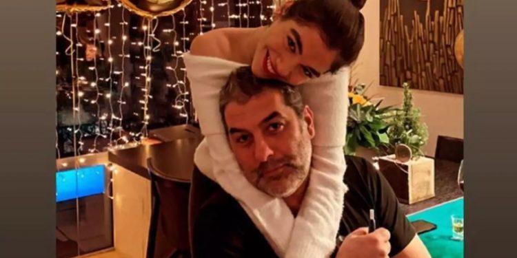 Βασίλης Μπισμπίκης αγκαλιά με την κόρη της Δέσποινας Βανδή και του Ντέμη Νικολαΐδη