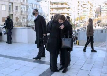 Alldaynews.gr Η μητέρα της Ελένης Τοπαλούδη «χάθηκε» στην αγκαλιά των μανάδων της Γαρυφαλλιάς και της Ερατούς