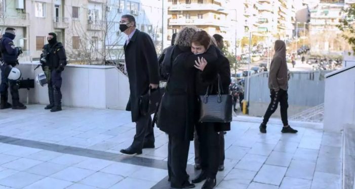 Alldaynews.gr Η μητέρα της Ελένης Τοπαλούδη «χάθηκε» στην αγκαλιά των μανάδων της Γαρυφαλλιάς και της Ερατούς