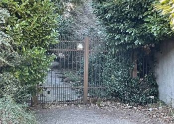 Θρίλερ με 70χρονη γυναίκα: Βρέθηκε νεκρή να κάθεται στην κουζίνα της – Είχε πεθάνει εδώ και δύο χρόνια