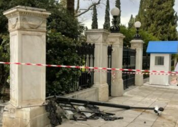 Την Πάτησε άσχημα! Μεθυσμένος οδηγός τράκαρε έξω από το προεδρικό μέγαρο και γκρέμισε το κάγκελο[photos]