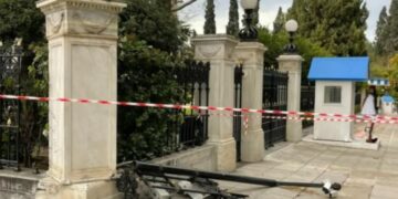 Την Πάτησε άσχημα! Μεθυσμένος οδηγός τράκαρε έξω από το προεδρικό μέγαρο και γκρέμισε το κάγκελο[photos]