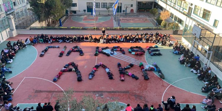 Alldaynews.gr Θεσσαλονίκη – Συγκινούν μαθητές σχολείου: «Για κάθε Άλκη» το μήνυμα που σχημάτισαν στο προαύλιο