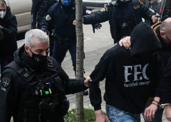 Δολοφονία Άλκη: Βρισιές και αποδοκιμασίες στους 8 – «Κοπρόσκυλα», «Σκίστε τους!» (video)