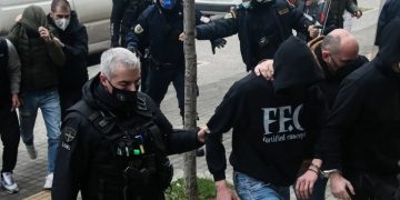 Alldaynews.gr Δολοφονία Άλκη: Βρισιές και αποδοκιμασίες στους 8 – «Κοπρόσκυλα», «Σκίστε τους!» (video)