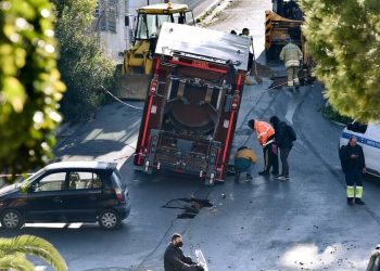 Απορριμματοφόρο “βούλιαξε” στο δρόμο – Φταίει το “φυσικό αέριο” λέει ο δήμαρχος (φωτο)