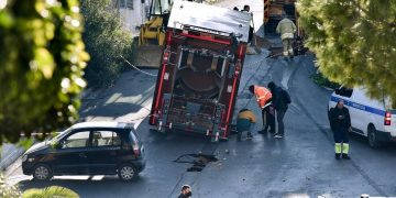 Alldaynews.gr Απορριμματοφόρο “βούλιαξε” στο δρόμο – Φταίει το “φυσικό αέριο” λέει ο δήμαρχος (φωτο)