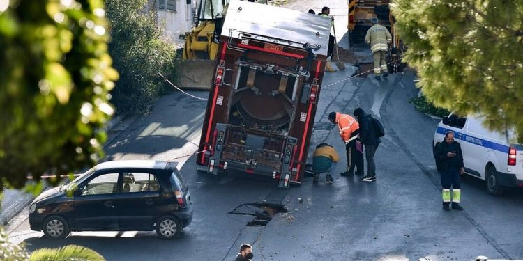 Alldaynews.gr Απορριμματοφόρο “βούλιαξε” στο δρόμο – Φταίει το “φυσικό αέριο” λέει ο δήμαρχος (φωτο)