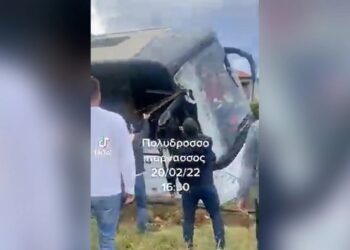 Λεωφορείο ξέφυγε από την πορεία του στον Παρνασσό, οι επιβάτες απεγκλωβίστηκαν από το… παρμπρίζ (video)