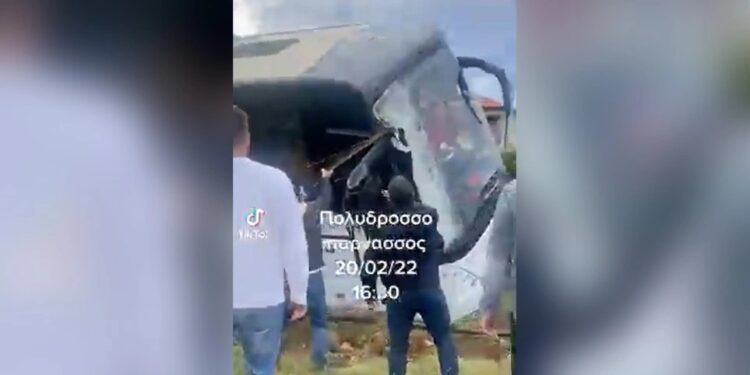 Alldaynews.gr Λεωφορείο ξέφυγε από την πορεία του στον Παρνασσό, οι επιβάτες απεγκλωβίστηκαν από το… παρμπρίζ (video)