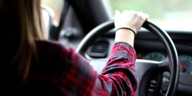 Μητέρα κάπνιζε μαριχουάνα στη θέση του οδηγού και στο πίσω κάθισμα ο γιος της αυτοπυροβολήθηκε