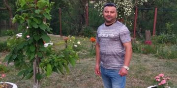 Alldaynews.gr Αγγλία: Μαχαίρωσε με κουζινομάχαιρο τη γυναίκα του και κέρδισε αποζημίωση γιατί κόπηκε! (φωτο)