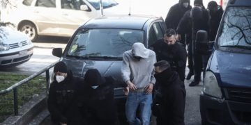 Alldaynews.gr Δολοφονία Άλκη: Ο «Αθηναίος» ομολόγησε ότι κρατούσε το «καραμπίτ»-Προσωρινά κρατούμενοι άλλοι τέσσερις χούλιγκαν