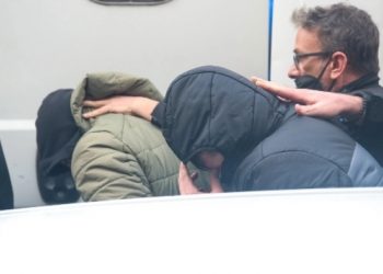 Η αστυνομία εντόπισε τον 25χρονο «Αθηναίο» όταν τηλεφώνησε στη μητέρα του, που του είπε: «Σε παρακαλώ πήγαινε να παραδοθείς» (vids)