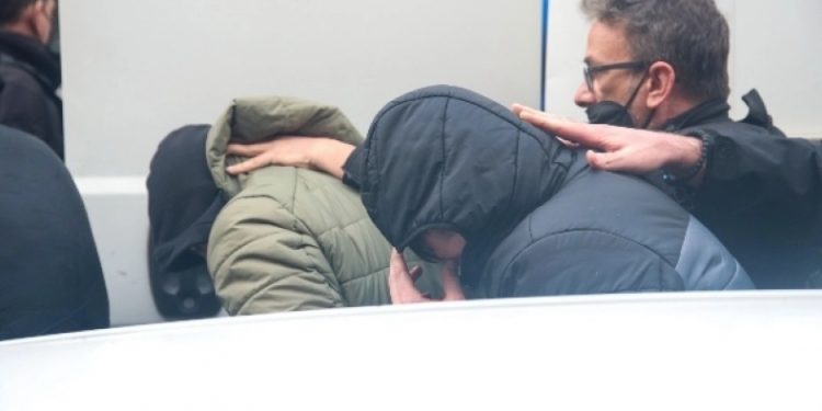 Alldaynews.gr Η αστυνομία εντόπισε τον 25χρονο «Αθηναίο» όταν τηλεφώνησε στη μητέρα του, που του είπε: «Σε παρακαλώ πήγαινε να παραδοθείς» (vids)