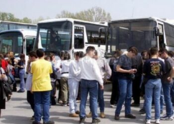 Άρση μέτρων: Αλλαγές σε διασκέδαση, σχολικές εκδρομές και γήπεδα