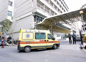 Συμβαίνει Τώρα-Ευαγγελισμός: Ανέβηκε στην ταράτσα και απειλεί να πέσει στο κενό