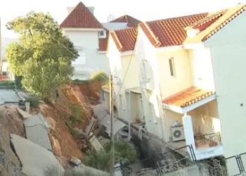 Alldaynews.gr Νέος Βουτζάς: Σπίτια απειλούνται με καθίζηση μετά τις πυρκαγιές (Video)