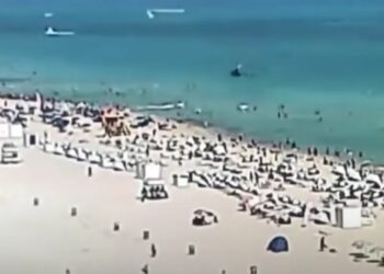 Alldaynews.gr Ελικόπτερο πέφτει στη θάλασσα λίγα μέτρα από λουόμενους στο Μαϊάμι – Πώς σώθηκαν όλοι (video)