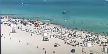 Ελικόπτερο πέφτει στη θάλασσα λίγα μέτρα από λουόμενους στο Μαϊάμι – Πώς σώθηκαν όλοι (video)