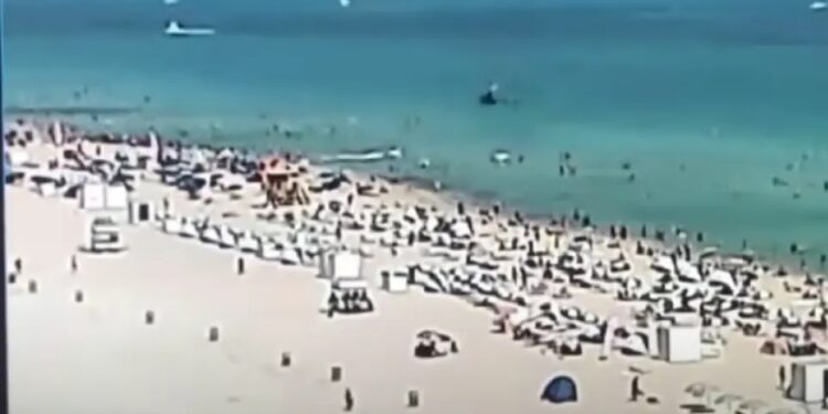 Ελικόπτερο πέφτει στη θάλασσα λίγα μέτρα από λουόμενους στο Μαϊάμι – Πώς σώθηκαν όλοι (video)