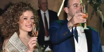 Alldaynews.gr Αρραβώνας Μαυρικίου-Ιλάειρας: Ο γαμπρός χόρεψε βαρύ ζεϊμπέκικο και τα πιάτα έσπαγαν… βροχή!