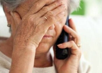 Alldaynews.gr Σοκ για Ηλικιωμένη-Την έπεισαν να τα πετάξει 22.000€ από το μπαλκόνι