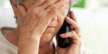 Σοκ για Ηλικιωμένη-Την έπεισαν να τα πετάξει 22.000€ από το μπαλκόνι