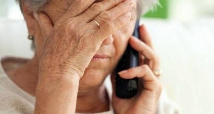 Σοκ για Ηλικιωμένη-Την έπεισαν να τα πετάξει 22.000€ από το μπαλκόνι