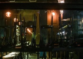 Alldaynews.gr Ανήλικοι πέταξαν μολότοφ σε καφετέρια! Τους είχαν κάνει παρατήρηση για πόδια πάνω στο τραπέζι