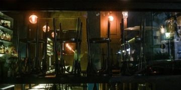 Ανήλικοι πέταξαν μολότοφ σε καφετέρια! Τους είχαν κάνει παρατήρηση για πόδια πάνω στο τραπέζι