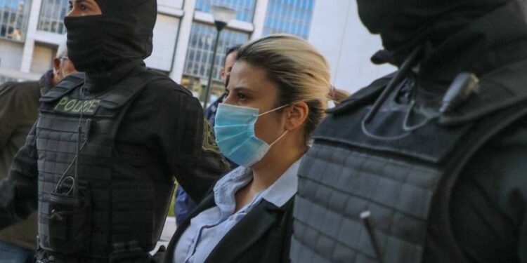 Έφη Κακαράντζουλα:  Την έπιασαν να κλέβει ρούχα-«Κόπηκε» από τα μεροκάματα των φυλακών