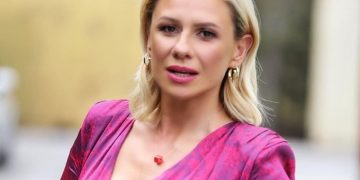 Alldaynews.gr Ατύχημα για την Κατερίνα Καραβάτου-Γλίστρησε μέσα στο σπίτι