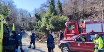 Βόλος: Τούμπαρε αυτοκίνητο – Μεγάλη επιχείρηση διάσωσης δύο ατόμων (φωτο)