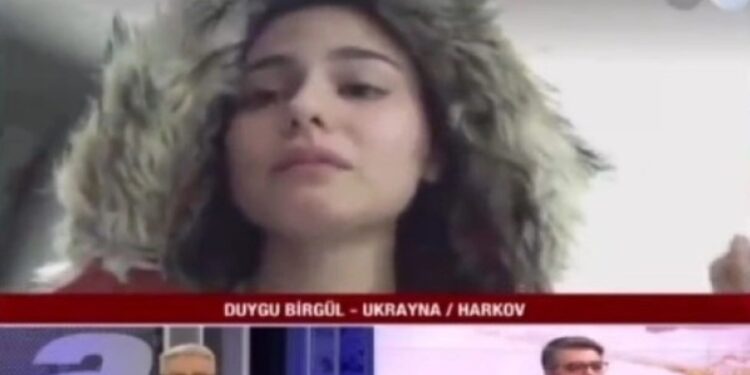 Alldaynews.gr Τουρκάλα φοιτήτρια εγκλωβισμένη στην Ουκρανία, κόπηκε στον αέρα εκπομπής επειδή εξέφρασε τα παράπονά της (video)
