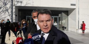 Πέταξαν μπουκάλι με νερό στον Κούγια μετά τη διακοπή της δίκης Λιγνάδη