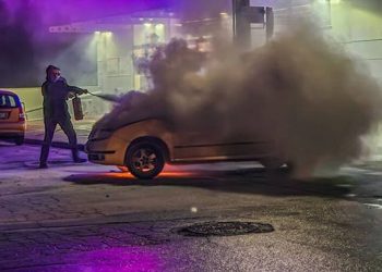 Alldaynews.gr Λάρισα: Αυτοκίνητο πήρε φωτιά έξω από σούπερ μάρκετ (φωτο)