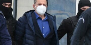 Λιγνάδης: «Nα σαπίσεις στη φυλακή»-Αποδοκιμάστηκε κατά την έξοδό του από το δικαστήριο