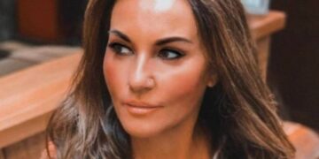 Alldaynews.gr Πόπη Μαλλιωτάκη: Με ”καυτή” φούστα και βαθύ ντεκολτέ στη Γλυφάδα – Αναστατώθηκαν τα Νότια Προάστια