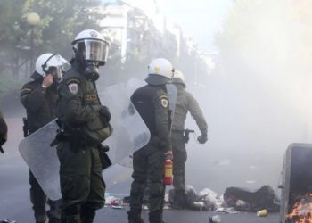 Επεισόδια στην Ομόνοια: Αντιεξουσιαστές επιτέθηκαν σε διμοιρία των ΜΑΤ