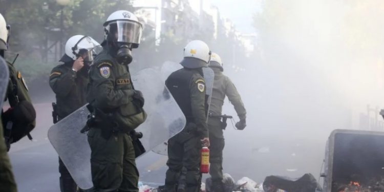 Alldaynews.gr Επεισόδια στην Ομόνοια: Αντιεξουσιαστές επιτέθηκαν σε διμοιρία των ΜΑΤ